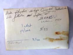 FENERBAHÇE'NİN EFSANESİ ORDİNARYUS LEFTER KÜÇÜKANDONYADİS'İN ORİJİNAL FOTOĞRAFI, 18 x 12 cm EBADINDA - SİYAH & BEYAZ - METE AKYOL'UN SUNDUĞU TV PROGRAMI CUMARTESİ SOHBETİNE KONUK OLAN LEFTER VE DİĞER KONUKLAR BİR ARADAYKEN, 29 KASIM 1980
