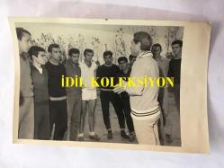 FENERBAHÇE'NİN EFSANESİ ORDİNARYUS LEFTER KÜÇÜKANDONYADİS'İN ORİJİNAL FOTOĞRAFI, 18 x 12 cm EBADINDA - SİYAH & BEYAZ - LEFTER'İN ANTALYASPOR TEKNİK DİREKTÖRÜ OLDUĞU DÖNEMDEN BİR FOTOĞRAF - 1969 - 1970