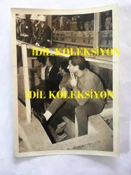 FENERBAHÇE'NİN EFSANESİ ORDİNARYUS LEFTER KÜÇÜKANDONYADİS'İN ORİJİNAL FOTOĞRAFI, 18 x 12 cm EBADINDA - SİYAH & BEYAZ - LEFTER'İN TEKNİK DİREKTÖR OLDUĞU DÖNEMDEN BİR FOTOĞRAF, LEFTER KENARDA MAÇI DİKKATLE TAKİP EDERKEN - 1969 - 1970