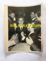 FENERBAHÇE'NİN EFSANESİ ORDİNARYUS LEFTER KÜÇÜKANDONYADİS'İN ORİJİNAL FOTOĞRAFI, 18 x 12 cm EBADINDA - SİYAH & BEYAZ - LEFTER KENDİSİNE UZATILAN MİKROFONA BASIN AÇIKLAMAS YAPARKEN ÇEKİLMİŞ BİR KARE, 1960'LAR