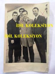 FENERBAHÇE'NİN EFSANESİ ORDİNARYUS LEFTER KÜÇÜKANDONYADİS'İN ORİJİNAL FOTOĞRAFI, 18 x 12 cm EBADINDA - SİYAH & BEYAZ - LEFTER, SAMSUNSPOR TEKNİK DİREKTÖRÜYKEN KULÜP BAŞKANI SAFFET ULUSOY İLE BİRLİKTE FOTOĞRAF ÇEKTİRDİĞİ ANLARDAN BİR KARE, 1971