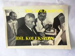 FENERBAHÇE'NİN EFSANESİ ORDİNARYUS LEFTER KÜÇÜKANDONYADİS'İN ORİJİNAL 3'LÜ FOTOĞRAF SETİ, 18 x 12 cm EBADINDA - SİYAH & BEYAZ -LEFTER, GENÇ MİLLİ FUTBOLCULARLA BİRLİKTE UÇAKTA SEYAHAT EDERKEN ÇEKİLMİŞ 3 FOTOĞRAF, 20 MAYIS 1982