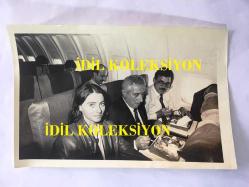 FENERBAHÇE'NİN EFSANESİ ORDİNARYUS LEFTER KÜÇÜKANDONYADİS'İN ORİJİNAL 3'LÜ FOTOĞRAF SETİ, 18 x 12 cm EBADINDA - SİYAH & BEYAZ -LEFTER, GENÇ MİLLİ FUTBOLCULARLA BİRLİKTE UÇAKTA SEYAHAT EDERKEN ÇEKİLMİŞ 3 FOTOĞRAF, 20 MAYIS 1982