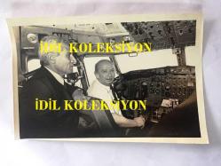 FENERBAHÇE'NİN EFSANESİ ORDİNARYUS LEFTER KÜÇÜKANDONYADİS'İN ORİJİNAL 3'LÜ FOTOĞRAF SETİ, 18 x 12 cm EBADINDA - SİYAH & BEYAZ -LEFTER, GENÇ MİLLİ FUTBOLCULARLA BİRLİKTE UÇAKTA SEYAHAT EDERKEN ÇEKİLMİŞ 3 FOTOĞRAF, 20 MAYIS 1982