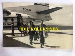 FENERBAHÇE'NİN EFSANESİ ORDİNARYUS LEFTER KÜÇÜKANDONYADİS'İN ORİJİNAL 2'Lİ FOTOĞRAF SETİ, 14 x 9 cm EBADINDA - SİYAH & BEYAZ -LEFTER, SAMSUNSPOR İÇİN SAMSUN'A GELİRKEN UÇAKTAN İNDİĞİ ANLARDA ÇEKİLMİŞ 2 FOTOĞRAF, LEFTER'İ BİR BUKET ÇİÇEKLE KARŞILAYAN SAMİ, 1971
