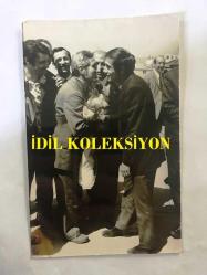 FENERBAHÇE'NİN EFSANESİ ORDİNARYUS LEFTER KÜÇÜKANDONYADİS'İN ORİJİNAL 2'Lİ FOTOĞRAF SETİ, 14 x 9 cm EBADINDA - SİYAH & BEYAZ -LEFTER, SAMSUNSPOR İÇİN SAMSUN'A GELİRKEN UÇAKTAN İNDİĞİ ANLARDA ÇEKİLMİŞ 2 FOTOĞRAF, LEFTER'İ BİR BUKET ÇİÇEKLE KARŞILAYAN SAMİ, 1971
