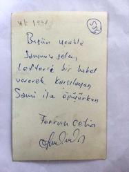 FENERBAHÇE'NİN EFSANESİ ORDİNARYUS LEFTER KÜÇÜKANDONYADİS'İN ORİJİNAL 2'Lİ FOTOĞRAF SETİ, 14 x 9 cm EBADINDA - SİYAH & BEYAZ -LEFTER, SAMSUNSPOR İÇİN SAMSUN'A GELİRKEN UÇAKTAN İNDİĞİ ANLARDA ÇEKİLMİŞ 2 FOTOĞRAF, LEFTER'İ BİR BUKET ÇİÇEKLE KARŞILAYAN SAMİ, 1971