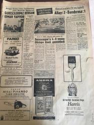 HÜRRİYET GAZETESİ 18 MAYIS 1967 YIL :20 SAYI :6842--Hudutta üç Türk ü öldüren :Katil Bulgar Dün Vuruldu --Kısırlığa iyi gelen Türk salyangozu döviz getiriyor --Bir kız karakolda komiser tarafından iğfal edilmiş --: 8 Yaşındaki Oya ya  zorla tecavüz ettikten sonra boğarak öldüren katil iğrenç  olayı anlattı Şehvet Hissiyle Çılgına Dönüştüm --Hiç bir suçu olmayan  üniversiteliler  sevinç içinde  serbest bırakıldı --Pazarcılar Esnafı Derneği Pazarlara Baskül Koyacak ---İki doktor ,tek motorlu bir uçakla dünya turu yapacak ---Güreşçilerimiz her gün idman yapıyor ---Altay :2 Bandırma :1---Samsunspor u 4-0 yenen Göztepe finali garantiledi --1967 Anneler Günü Vitrin Yarışması --Kayan Hazarbaba Dağından  su ve çamur fışkırıyor --Düğün evinin duvarı çöktü bir genç kız öldü --