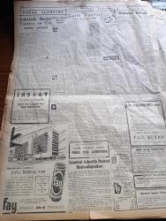 Cumhuriyet Gazetesi - 18  Kasım 1958 - Atatürk Üniversitesi Dün Erzurum'da Törenle Açıldı - Büyük Millet Meclisi Dün 13 Dakika Toplandı - CHP İle Hürriyet Partisinin Müşterek Toplantısı - Sudan'da Dün Askerî Bir Darbe Yapıldı - İsmet İnönü'nün Diyarbakır ve Siirt CHP İl Kongrelerine Mesajları - Nihat Erim Metin Toker Davası - Amerika'nın Türkiye'ye Bir Yıllık Yardımı - Maruf Sinema Yıldızı Tyrone Power'in Son Resmi - Doktor Jivago Yazan Boris Pasternak Yazı Dizisi - Türkçenin Gelişmesinde Halk Kaynaklarının Rolü Yazan Fakir Baykurt - Dünya Operaları Maria Callas'a Kapılarını Kapatıyor - Kübada İsyan Büyüyor - Atatürk'ün Sakladığı Eski Makaleleri Yazan Sermet Sami Uysal - Bursa'da Yahya Kemal'i Anma Töreni - Ankara'da Beşinci Tiyatro Ve Çin Resim Sergisi Yazan Lütfi Ay - Kaybettiğimiz Değerler Galib Vardar - Bu Hafta Profesyonel 1.Ligte Üç Müsabaka Var - Vefa Lokomotifle Değil Milli Namzetlerle Oynadı - Atatürk Kupası Okçuluk Müsabakaları - Di Stefano İstanbul'da Oynayabilir - Sana Yağ