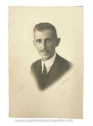 [FOTOĞRAF] ERKEN CUMHURİYET DÖNEMİ LOZAN HATIRASI Takım elbiseli beyefendi portre Tevfik Bey biraderimize Lozan hatırası olmak üzere, 3.6.1938 tarihlidir.