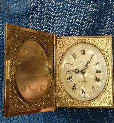 KİTAP FORMUNDA YAPILMIŞ SEDEF KADRANLI PİRİNÇ ANTİKA KURMALI MASA SAATİ 1940-50 lerden Alman yapımı kitap formunda antika kurmalı masa saati. Bakımları yapılmış çalışır vaziyette.  Boyut: 7,5x7x3cm