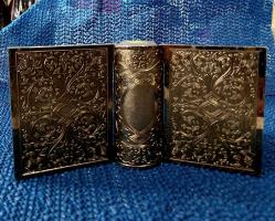 KİTAP FORMUNDA YAPILMIŞ SEDEF KADRANLI PİRİNÇ ANTİKA KURMALI MASA SAATİ 1940-50 lerden Alman yapımı kitap formunda antika kurmalı masa saati. Bakımları yapılmış çalışır vaziyette.  Boyut: 7,5x7x3cm