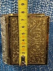 KİTAP FORMUNDA YAPILMIŞ SEDEF KADRANLI PİRİNÇ ANTİKA KURMALI MASA SAATİ 1940-50 lerden Alman yapımı kitap formunda antika kurmalı masa saati. Bakımları yapılmış çalışır vaziyette.  Boyut: 7,5x7x3cm