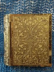 KİTAP FORMUNDA YAPILMIŞ SEDEF KADRANLI PİRİNÇ ANTİKA KURMALI MASA SAATİ 1940-50 lerden Alman yapımı kitap formunda antika kurmalı masa saati. Bakımları yapılmış çalışır vaziyette.  Boyut: 7,5x7x3cm