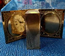 KİTAP FORMUNDA YAPILMIŞ SEDEF KADRANLI PİRİNÇ ANTİKA KURMALI MASA SAATİ 1940-50 lerden Alman yapımı kitap formunda antika kurmalı masa saati. Bakımları yapılmış çalışır vaziyette.  Boyut: 7,5x7x3cm