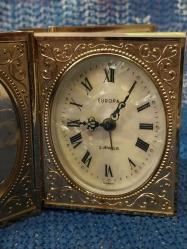 KİTAP FORMUNDA YAPILMIŞ SEDEF KADRANLI PİRİNÇ ANTİKA KURMALI MASA SAATİ 1940-50 lerden Alman yapımı kitap formunda antika kurmalı masa saati. Bakımları yapılmış çalışır vaziyette.  Boyut: 7,5x7x3cm