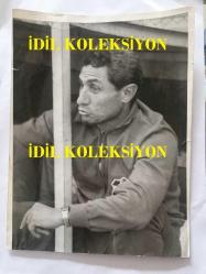 FENERBAHÇE'NİN EFSANESİ ORDİNARYUS LEFTER KÜÇÜKANDONYADİS'İN ORİJİNAL FOTOĞRAFI, 24 x 18 cm EBADINDA, BÜYÜK BOY - SİYAH & BEYAZ - LEFTER, TEKNİK DİREKTÖRKEN KENARDAN ÇEKİLMİŞ BİR FOTOĞRAF, 1970'LER