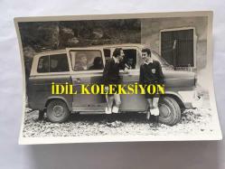 ESKİ FUTBOL MAÇLARINDA HAKEMLERİN SAHADA ÇEKİLMİŞ ORİJİNAL FOTOĞRAFI - TAŞLI YOLDA MİNİBÜSLE SEYAHAT EDEN FUTBOL HAKEMLERİNİN BİRBİRLERİYLE NEŞEYLE KONUŞTUKLARI ANLARDAN BİR KARE - 18 x 12 cm EBADINDA - SİYAH & BEYAZ - 1970'LER - TÜRKİYE FUTBOL TARİHİ ve TÜRK HAKEMLERİ TARİHİ ARŞİVİ, TÜRK HAKEMLERİNİN KEMERLİ ESKİ KOSTÜMLERİ