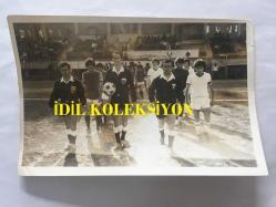 ESKİ FUTBOL MAÇLARINDA HAKEMLERİN SAHADA ÇEKİLMİŞ ORİJİNAL FOTOĞRAFI - SAHAYA ÇIKAN ZONGULDAK'LI ORTA HAKEM ve YARDIMCILARI ve TAKIMLAR, EGESPOR  - 18 x 12 cm EBADINDA - SİYAH & BEYAZ - 1970'LER - TÜRKİYE FUTBOL TARİHİ ve TÜRK HAKEMLERİ TARİHİ ARŞİVİ, TÜRK HAKEMLERİNİN KEMERLİ ESKİ KOSTÜMLERİ