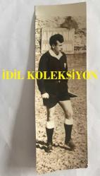 ESKİ FUTBOL MAÇLARINDA HAKEMLERİN SAHADA ÇEKİLMİŞ ORİJİNAL FOTOĞRAFI - FURBOL HAKEMİ HASAN ALTUN SAHADAYKEN ÇEKİLMİŞ BİR KARE, 8 ŞUBAT 1967  - 18 x 5,5 cm EBADINDA - SİYAH & BEYAZ - 1960'LAR - TÜRKİYE FUTBOL TARİHİ ve TÜRK HAKEMLERİ TARİHİ ARŞİVİ, TÜRK HAKEMLERİNİN KEMERLİ ESKİ KOSTÜMLERİ