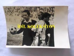 ESKİ FUTBOL MAÇLARINDA HAKEMLERİN SAHADA ÇEKİLMİŞ ORİJİNAL FOTOĞRAFI - FUTBOL HAKEMİ NİHAT ÖZBİRGÜL'ÜN 2'Lİ FOTOĞRAF SETİ, ELİNDE TOP TUTTUĞU FOTOĞRAF ORİJİNAL, DİĞERİ TIPKI BASIMDIR  - 18 x 5,5 cm EBADINDA - SİYAH & BEYAZ - 1970'LER - TÜRKİYE FUTBOL TARİHİ ve TÜRK HAKEMLERİ TARİHİ ARŞİVİ, TÜRK HAKEMLERİNİN KEMERLİ ESKİ KOSTÜMLERİ