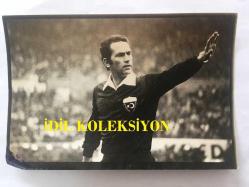 ESKİ FUTBOL MAÇLARINDA HAKEMLERİN SAHADA ÇEKİLMİŞ ORİJİNAL FOTOĞRAFI - FUTBOL HAKEMİ NİHAT ÖZBİRGÜL'ÜN 2'Lİ FOTOĞRAF SETİ, ELİNDE TOP TUTTUĞU FOTOĞRAF ORİJİNAL, DİĞERİ TIPKI BASIMDIR  - 18 x 5,5 cm EBADINDA - SİYAH & BEYAZ - 1970'LER - TÜRKİYE FUTBOL TARİHİ ve TÜRK HAKEMLERİ TARİHİ ARŞİVİ, TÜRK HAKEMLERİNİN KEMERLİ ESKİ KOSTÜMLERİ
