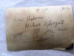 ESKİ FUTBOL MAÇLARINDA HAKEMLERİN SAHADA ÇEKİLMİŞ ORİJİNAL FOTOĞRAFI - FUTBOL HAKEMİ NİHAT ÖZBİRGÜL'ÜN 2'Lİ FOTOĞRAF SETİ, ELİNDE TOP TUTTUĞU FOTOĞRAF ORİJİNAL, DİĞERİ TIPKI BASIMDIR  - 18 x 5,5 cm EBADINDA - SİYAH & BEYAZ - 1970'LER - TÜRKİYE FUTBOL TARİHİ ve TÜRK HAKEMLERİ TARİHİ ARŞİVİ, TÜRK HAKEMLERİNİN KEMERLİ ESKİ KOSTÜMLERİ