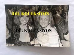 YEŞİLÇAM'IN GÜZEL YILDIZI ESEN PÜSKÜLLÜ'NÜN ORİJİNAL FOTOĞRAFI - ESEN PÜSKÜLLÜ ve SERPİL GÜL BİR EĞLENCE YERİNDE BİRLİKTE GÜLÜMSERKEN ÇEKİLMİŞ BİR FOTOĞRAF - SİYAH & BEYAZ - 18 x 12 cm EBADINDA - 1970'LER