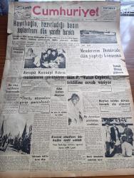 Cumhuriyet Gazetesi - 14 Ekim 1958 - Diyanet İşleri Reisi Eyüp Sabri Hayırlıoğlu Hazırladığı Basın Toplantısını Dün Yarıda Bıraktı - Kazazede İzmir Vapuru Geldi - Adnan Menderes'in Demirciler Dün Yaptığı Konuşma - İsmet İnönü Sivas'a Gidecek - Hürriyet Partisi Vatan Cephesi Teklifine Cevap Veriyor - Altın Fiyatları Düşüyor - Haylaz Talebe Davası Önemle Ele Alınıyor - Doktor Jivago Yazan Boris Pasternak Yazı Dizisi - Göç Yazan Necip Alsan Yazı Dizisi - Papa Pius XII Dün Gömüldü - İstanbul'da Renkli Bir Film Çevrilecek - Almanya Hindistana 40 Milyon Dolarlık Bir Kredi Açıyor - Tramvay Biletlerine Zam İstekleri Ve Geçmişe Kısa Bir Bakış - Osmanlı Donanmasının Tarihinde Karanlık Sayfalar Yazan Cemalettin Saraçoğlu Yazı Dizisi -  Aziz Nesin Taş'da -  Tertip Komitesi Beykoz'u Hükmen Mağlup Saydı - Fenerbahçe İzmir Veya Ankara'ya Gidecek - Sportif Oyunlar Federasyonu 1960 Faaliyet Programını Açıkladı - Doktor Rüştü Dağlaroğlu Davayı Kazandı - Galatasaray Ankara'da Beşiktaş İle Oynayacak