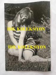 YEŞİLÇAM'IN GÜZEL YILDIZI ESEN PÜSKÜLLÜ'NÜN ORİJİNAL FOTOĞRAFI - ESEN PÜSKÜLLÜ ÇİZGİLİ ELBİSESİYLE ÇİMENLERE OTURUP POZ VERİRKEN ÇEKİLMİŞ GÜZEL BİR FOTOĞRAF - SİYAH & BEYAZ - 18 x 12 cm EBADINDA - 1960'LAR