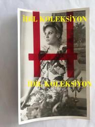 YEŞİLÇAM'IN GÜZEL YILDIZI ESEN PÜSKÜLLÜ'NÜN ORİJİNAL FOTOĞRAFI - ESEN PÜSKÜLLÜ ÇİÇEK DESENLİ ELBİSESİYLE EVİNDE POZ VERİRKEN ÇEKİLMİŞ GÜZEL BİR FOTOĞRAF - SİYAH & BEYAZ - 18 x 12 cm EBADINDA - 1960'LAR