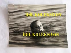 YEŞİLÇAM'IN GÜZEL YILDIZI ESEN PÜSKÜLLÜ'NÜN ORİJİNAL FOTOĞRAFI - ESEN PÜSKÜLLÜ DENİZDE YÜZERKEN ÇEKİLMİŞ BİR FOTOĞRAF - SİYAH & BEYAZ - 12 x 9 cm EBADINDA - 1960'LAR