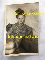 YEŞİLÇAM'IN GÜZEL YILDIZI ESEN PÜSKÜLLÜ'NÜN 2'Lİ ORİJİNAL FOTOĞRAF SETİ - ESEN PÜSKÜLLÜ EVİNDEYKEN ÇEKİLMİŞ 2 FOTOĞRAF - SİYAH & BEYAZ - 18 x 12 cm EBADINDA - 1960'LAR