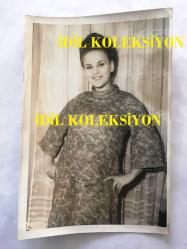 YEŞİLÇAM'IN GÜZEL YILDIZI ESEN PÜSKÜLLÜ'NÜN 2'Lİ ORİJİNAL FOTOĞRAF SETİ - ESEN PÜSKÜLLÜ EVİNDEYKEN ÇEKİLMİŞ 2 FOTOĞRAF - SİYAH & BEYAZ - 18 x 12 cm EBADINDA - 1960'LAR