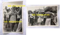 YEŞİLÇAM'IN GÜZEL YILDIZI ESEN PÜSKÜLLÜ'NÜN 2'Lİ ORİJİNAL FOTOĞRAF SETİ - ESEN PÜSKÜLLÜ SİYAH BEYAZ BENEKLİ ELBİSESİYLE HALKIN İÇİNDEYKEN ÇEKİLMİŞ 2 FOTOĞRAF - SİYAH & BEYAZ - 18 x 12 cm EBADINDA - 1960'LAR