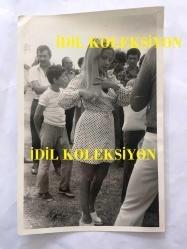 YEŞİLÇAM'IN GÜZEL YILDIZI ESEN PÜSKÜLLÜ'NÜN 2'Lİ ORİJİNAL FOTOĞRAF SETİ - ESEN PÜSKÜLLÜ SİYAH BEYAZ BENEKLİ ELBİSESİYLE HALKIN İÇİNDEYKEN ÇEKİLMİŞ 2 FOTOĞRAF - SİYAH & BEYAZ - 18 x 12 cm EBADINDA - 1960'LAR