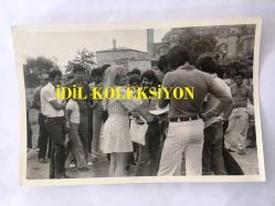 YEŞİLÇAM'IN GÜZEL YILDIZI ESEN PÜSKÜLLÜ'NÜN 2'Lİ ORİJİNAL FOTOĞRAF SETİ - ESEN PÜSKÜLLÜ SİYAH BEYAZ BENEKLİ ELBİSESİYLE HALKIN İÇİNDEYKEN ÇEKİLMİŞ 2 FOTOĞRAF - SİYAH & BEYAZ - 18 x 12 cm EBADINDA - 1960'LAR