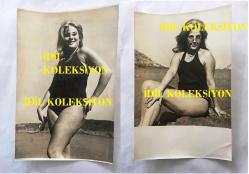 YEŞİLÇAM'IN GÜZEL YILDIZI ESEN PÜSKÜLLÜ'NÜN 2'Lİ ORİJİNAL FOTOĞRAF SETİ - ESEN PÜSKÜLLÜ DENİZ KENARINDA SİYAH MAYOLARIYLA GÜNEŞLENİRKEN ÇEKİLMİŞ 2 FOTOĞRAF - SİYAH & BEYAZ - 18 x 12 cm EBADINDA - 1960'LAR