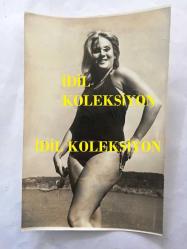 YEŞİLÇAM'IN GÜZEL YILDIZI ESEN PÜSKÜLLÜ'NÜN 2'Lİ ORİJİNAL FOTOĞRAF SETİ - ESEN PÜSKÜLLÜ DENİZ KENARINDA SİYAH MAYOLARIYLA GÜNEŞLENİRKEN ÇEKİLMİŞ 2 FOTOĞRAF - SİYAH & BEYAZ - 18 x 12 cm EBADINDA - 1960'LAR