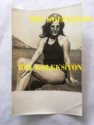 YEŞİLÇAM'IN GÜZEL YILDIZI ESEN PÜSKÜLLÜ'NÜN 2'Lİ ORİJİNAL FOTOĞRAF SETİ - ESEN PÜSKÜLLÜ DENİZ KENARINDA SİYAH MAYOLARIYLA GÜNEŞLENİRKEN ÇEKİLMİŞ 2 FOTOĞRAF - SİYAH & BEYAZ - 18 x 12 cm EBADINDA - 1960'LAR