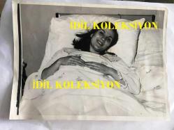 YEŞİLÇAM'IN GÜZEL YILDIZI ESEN PÜSKÜLLÜ'NÜN 3'LÜ ORİJİNAL FOTOĞRAF SETİ - ESEN PÜSKÜLLÜ'NÜN 30 ARALIK 1967'DE OĞLU KADİR AHMET UÇANOĞLU DOĞDUĞUNDA ÇEKİLMİŞ 3 ADET FOTOĞRAFI, BİR FOTOĞRAF 24 x 18 cm BÜYÜK BOY, DİĞERİ 18 x 17 cm, DİĞER BİR TANESİ 17 x 10 cm EBADINDA - SİYAH & BEYAZ - ESEN PÜSKÜLLÜ HASTANEDE BEBEĞİNİ İLK KEZ GÖRÜRKEN ve HEMŞİRELER HASTA YATAĞINDA SAÇLARINI TARARKEN - 1960'LAR