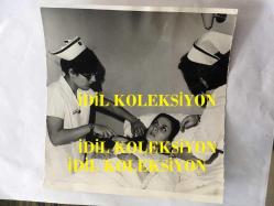 YEŞİLÇAM'IN GÜZEL YILDIZI ESEN PÜSKÜLLÜ'NÜN 3'LÜ ORİJİNAL FOTOĞRAF SETİ - ESEN PÜSKÜLLÜ'NÜN 30 ARALIK 1967'DE OĞLU KADİR AHMET UÇANOĞLU DOĞDUĞUNDA ÇEKİLMİŞ 3 ADET FOTOĞRAFI, BİR FOTOĞRAF 24 x 18 cm BÜYÜK BOY, DİĞERİ 18 x 17 cm, DİĞER BİR TANESİ 17 x 10 cm EBADINDA - SİYAH & BEYAZ - ESEN PÜSKÜLLÜ HASTANEDE BEBEĞİNİ İLK KEZ GÖRÜRKEN ve HEMŞİRELER HASTA YATAĞINDA SAÇLARINI TARARKEN - 1960'LAR