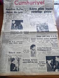 Cumhuriyet Gazetesi - 1 Ekim 1958 - Dünkü Bildiri Yazan Nadir Nadi Köşe Yazısı - Amerikan Hazine Bakanı Robert Anderson Dün Geldi - Kıbrıs Planı Bugün Yürürlüğe Giriyor - Elektrik ve Nakil Vasıtalarına Zam - Artan Devletlerin Grubuna Türkiye Dahil Değil - Adnan Menderes De Gaulle'ü Tebrik etti - Yarbay Vedat Dora'da Dumlupınar'a Dalacak - Meşhur Müzisyen Nadia Boulanger İstanbul'a Geldi - Mübarek Resim Saidi Nursi'nin Resimleri Eskişehir'de El Altından 50 Şer Liraya Satılıyor - Başbakan Adnan Menderes Geliyor Diye Konulan Lambaların Sonradan Kaldırılıyor - Göç Yazan Necip Alsan Yazı Dizisi - Osmanlı Donanmasının Tarihinde Karanlık Sayfalar Yazan Cemalettin Saraçoğlu Yazı Dizisi - Adana Şehir Tiyatrosu Dün Gece Açıldı - Burhan Felek Köşe Yazısı - Pamir Mektep Gemisi Faciasına Ait Yeni Tafsilat - Futbol Federasyonu Molnar'ı Şikayet Edecek - Ankara İstanbul Etaplı Bisiklet Yarışı Sona Erdi - Nezir Sonakın Birinci Oldu - Fenerbahçe İle Beşiktaş'ın Dün De Çalıştılar