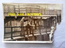 ALTAN ERBULAK'IN ORİJİNAL FOTOĞRAFI - ALTAN ERBULAK ve HALİT KIVANÇ SOKAĞA ÇIKMA YASAĞINDA GALATA KÖPRÜSÜNDE TV ÇEKİMİ YAPARKEN, ARKADA BRANDADA EFES PİLSEN FIÇI BİRİ REKLAMI FOTOĞRAF - SİYAH & BEYAZ - 18 x 12 cm EBADINDA - 30 TEMMUZ 1979