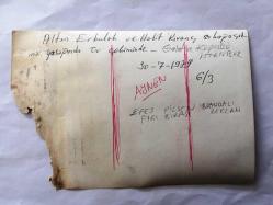 ALTAN ERBULAK'IN ORİJİNAL FOTOĞRAFI - ALTAN ERBULAK ve HALİT KIVANÇ SOKAĞA ÇIKMA YASAĞINDA GALATA KÖPRÜSÜNDE TV ÇEKİMİ YAPARKEN, ARKADA BRANDADA EFES PİLSEN FIÇI BİRİ REKLAMI FOTOĞRAF - SİYAH & BEYAZ - 18 x 12 cm EBADINDA - 30 TEMMUZ 1979