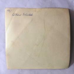 ALTAN ERBULAK'IN ORİJİNAL FOTOĞRAFI - ALTAN ERBULAK DOSTLARIYLA BİR MASADA BİRLİKTEYKEN ÇEKİLMİŞ BİR KARE - SİYAH & BEYAZ - 12 x 12 cm EBADINDA, 1970'LER