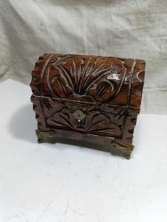 DR17----PİRİNÇ AYAKLI CEVİZ OYMA ESKİ AHŞAP KUTU