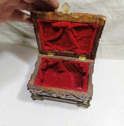 DR17----PİRİNÇ AYAKLI CEVİZ OYMA ESKİ AHŞAP KUTU