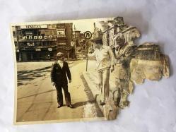 ALTAN ERBULAK'IN ORİJİNAL FOTOĞRAFI - ALTAN ERBULAK ve HALİT KIVANÇ CADDEDE İKEN ÇEKİLMİŞ BİR KARE - SİYAH & BEYAZ - 18 x 12 cm EBADINDA, 1970'LER (RESTORASYONLU)