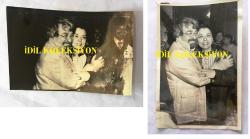 ALTAN ERBULAK'IN ORİJİNAL 2'Lİ FOTOĞRAF SETİ - ALTAN ERBULAK, EŞİ FÜSUN ERBULAK BERAAT EDİNCE O'NA SARILDIĞI ANLARDAN 2 KARE - SİYAH & BEYAZ - 18 x 12 cm EBADINDA, 26 ARALIK 1984 (RESTORASYONLU)